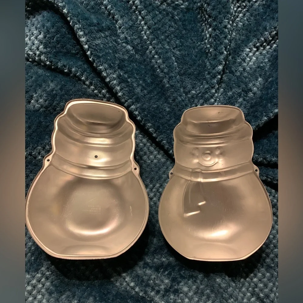 3-D SNOWMAN CAKE PAN. 2-pieces. Vintage Wilton. Good used condition.
